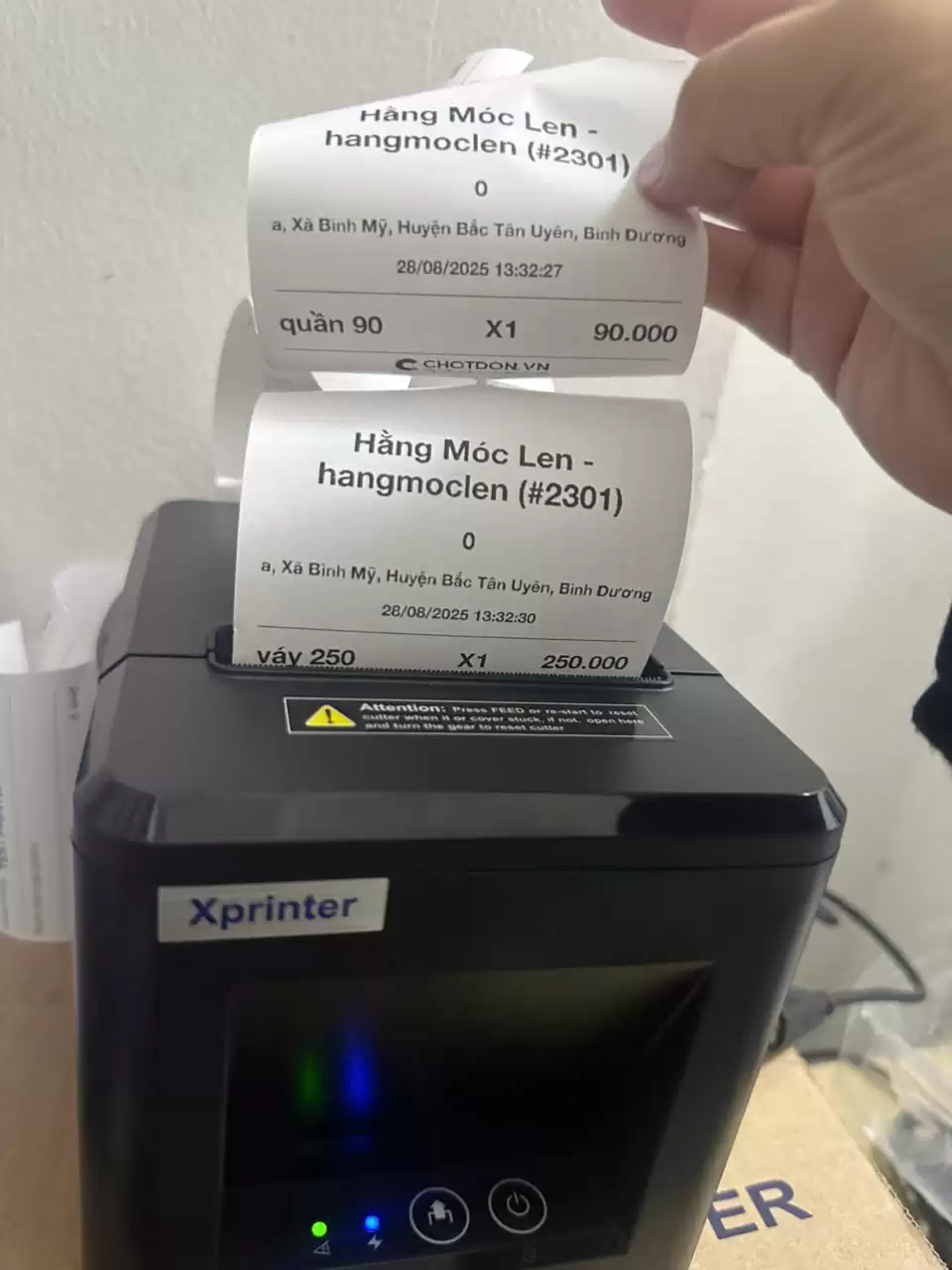 Nguyên nhân phổ biến nhất là cài sai driver máy in. Trong video này, mình sẽ hướng dẫn sửa lỗi máy in bill K80 không cắt giấy tự động cực nhanh – chỉ cần chọn lại đúng model driver khi cài đặt. Khi cài driver máy in, bạn sẽ thấy hai lựa chọn: XP-80 → loại không có chức năng cắt giấy XP-80C → chữ “C” = Cut, nghĩa là có dao cắt tự động